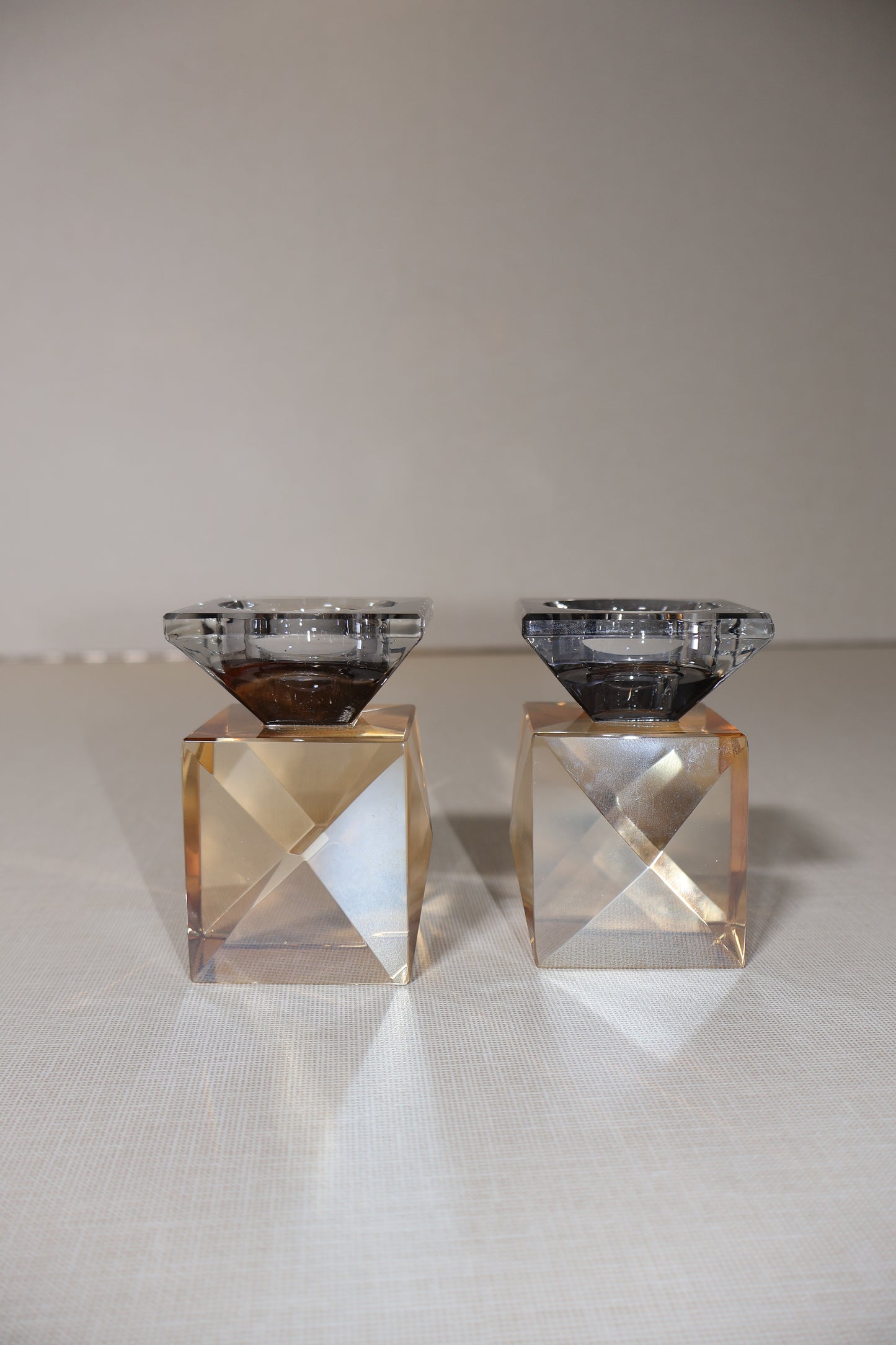 זוג פמוטי קריסטל קויות עם חלק עליון קריסטלי מושחר