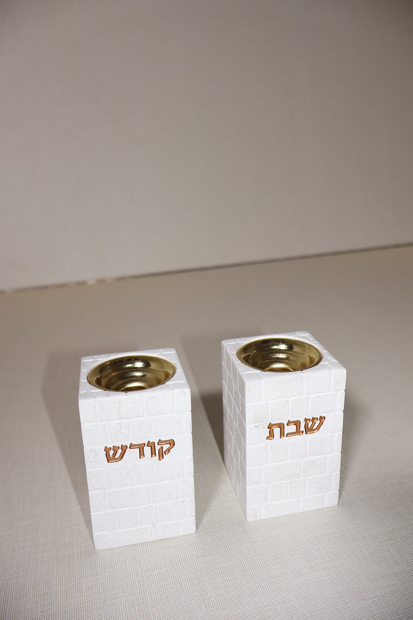 זוג פמוטי פלקטה "שבת קודש" בגוון ברונזה בעיצוב אבני הכותל