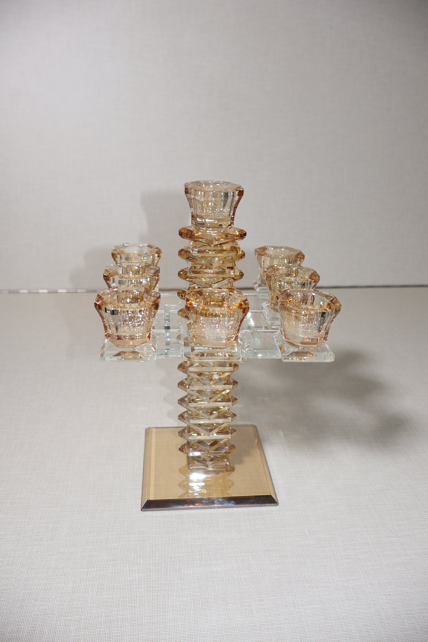 פמוט קריסטל מהודרת – 9 קנים בגוון שמפניה, גובה 24 ס"מ