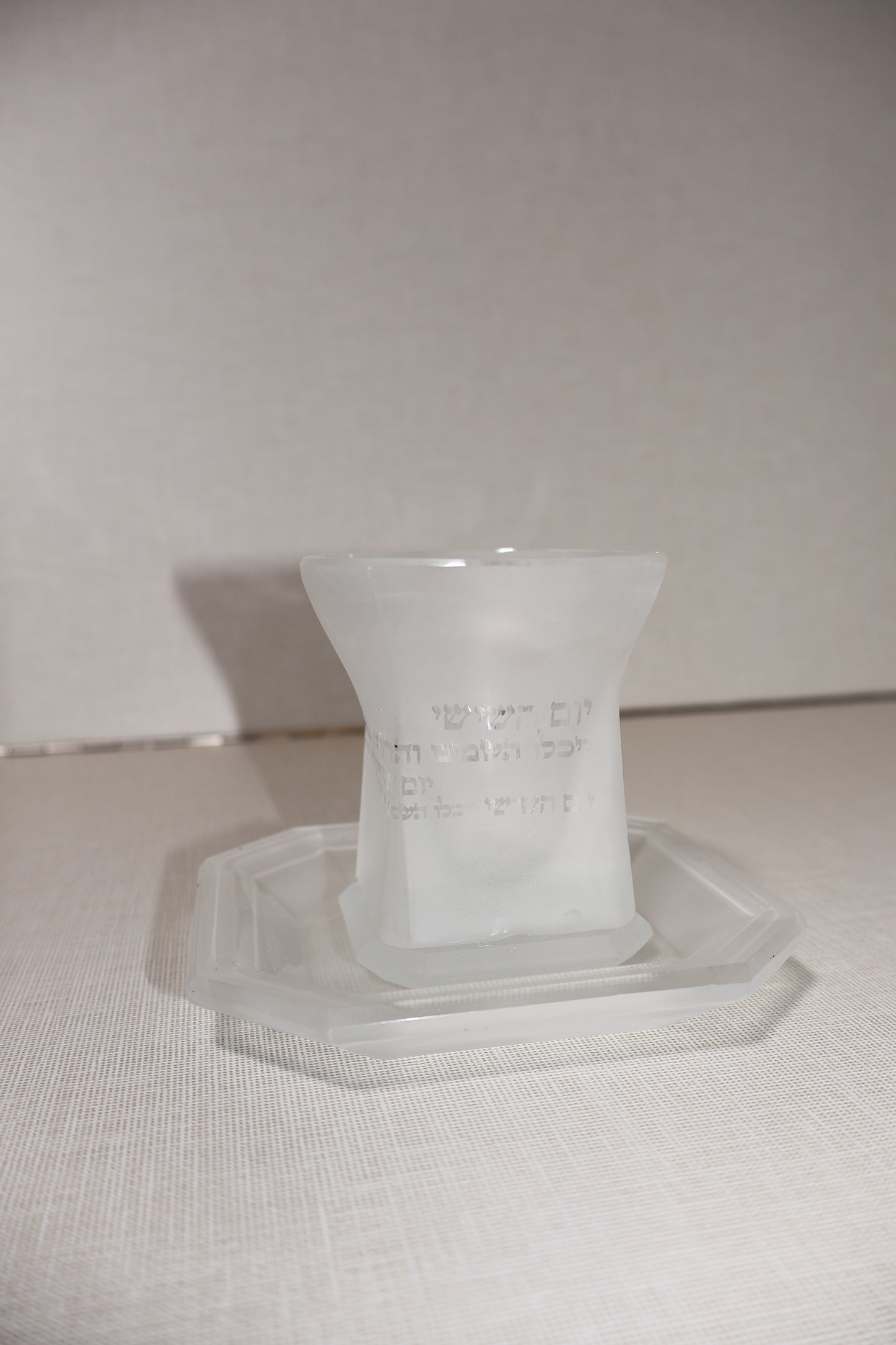 גביע קריסטל חלבי – דגם "יום השישי"