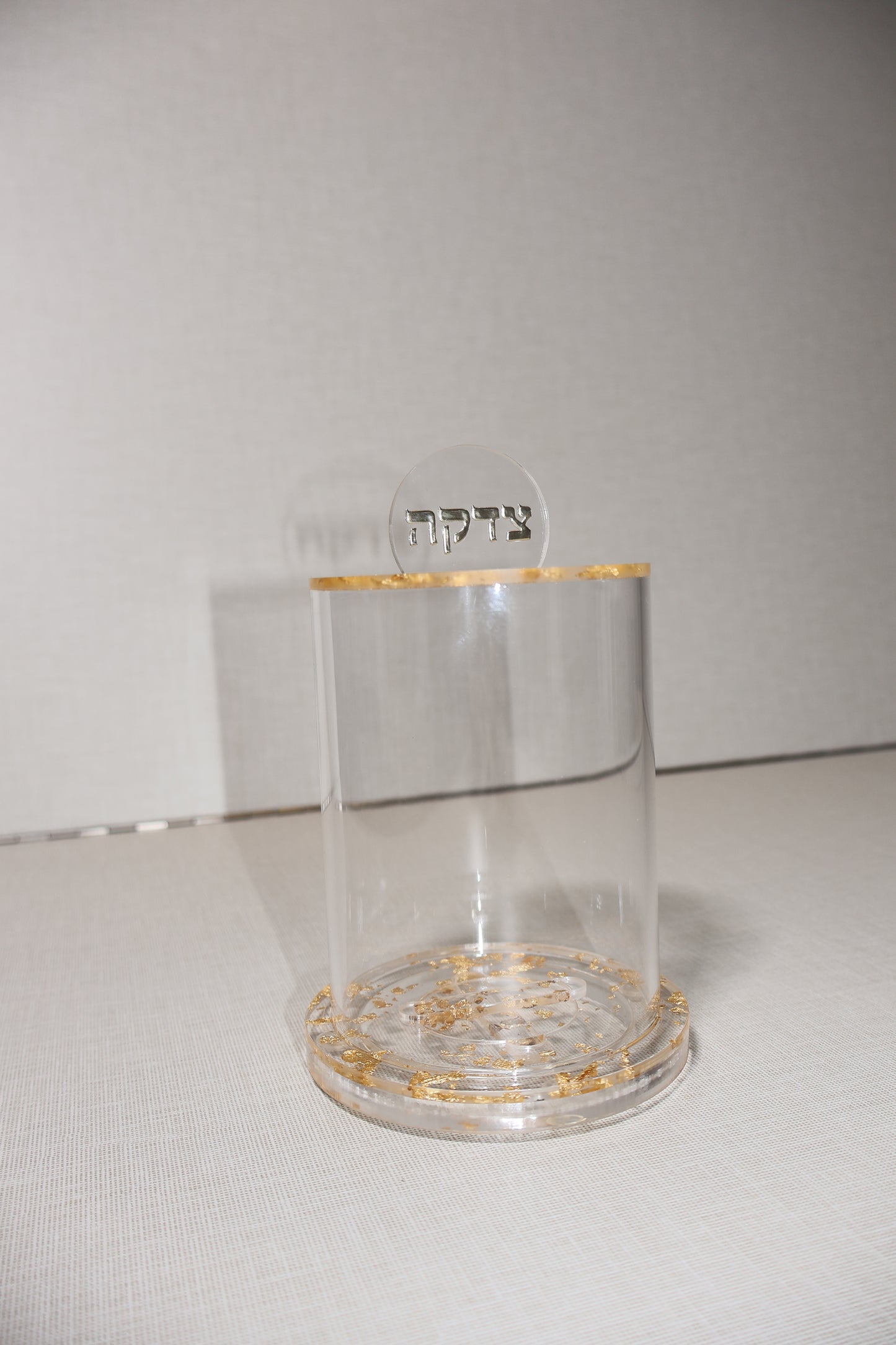 קופת צדקה אקריליק – דגם עגול משולב זהב