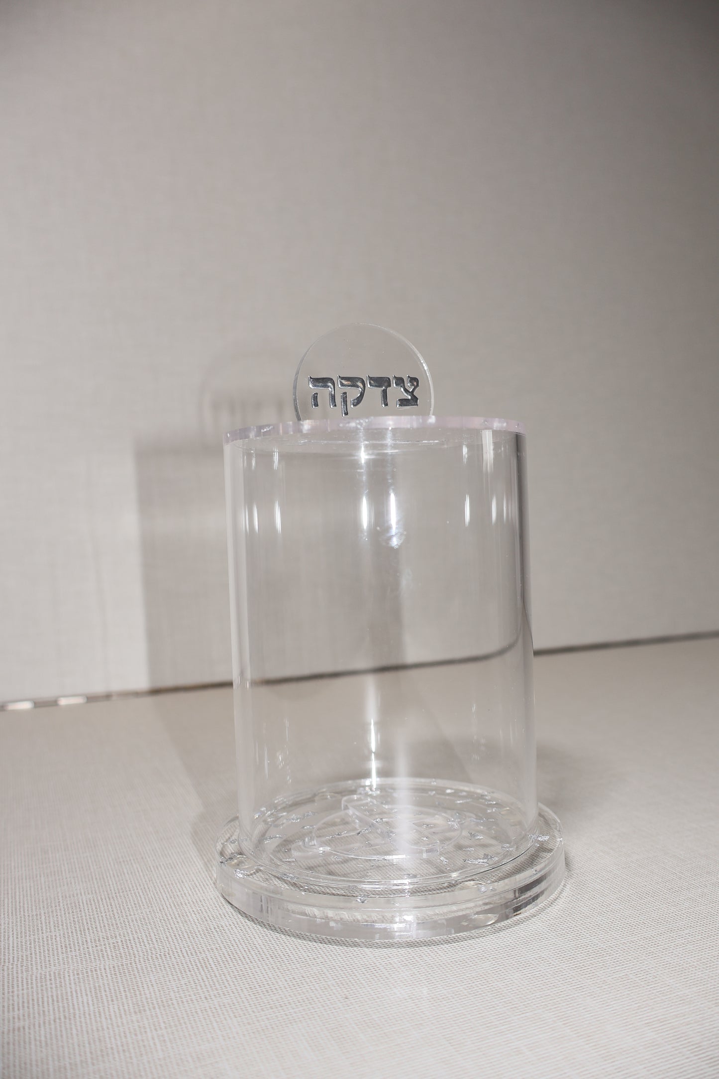 קופת צדקה אקריליק – דגם עגול משולב כסף