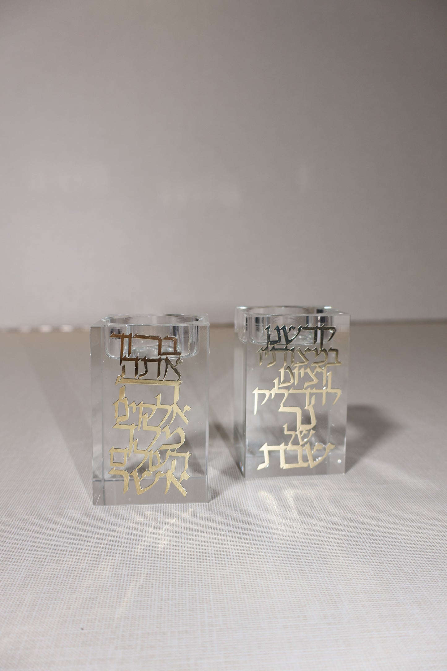 זוג פמוטי קריסטל מרובע עם פלקטה "הדלקת נרות"