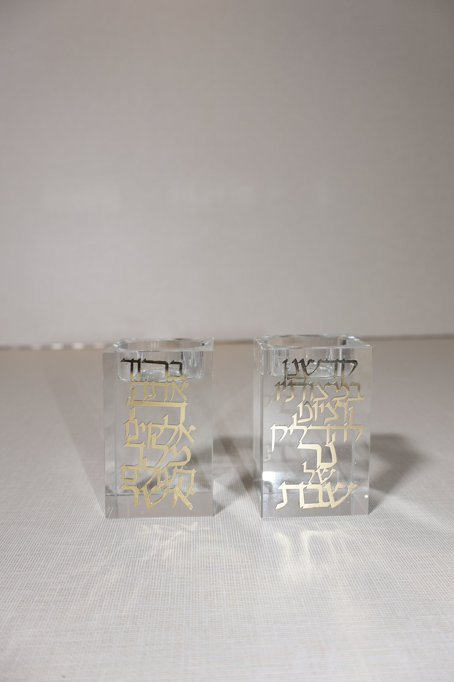 זוג פמוטי קריסטל מרובע עם פלקטה "הדלקת נרות"