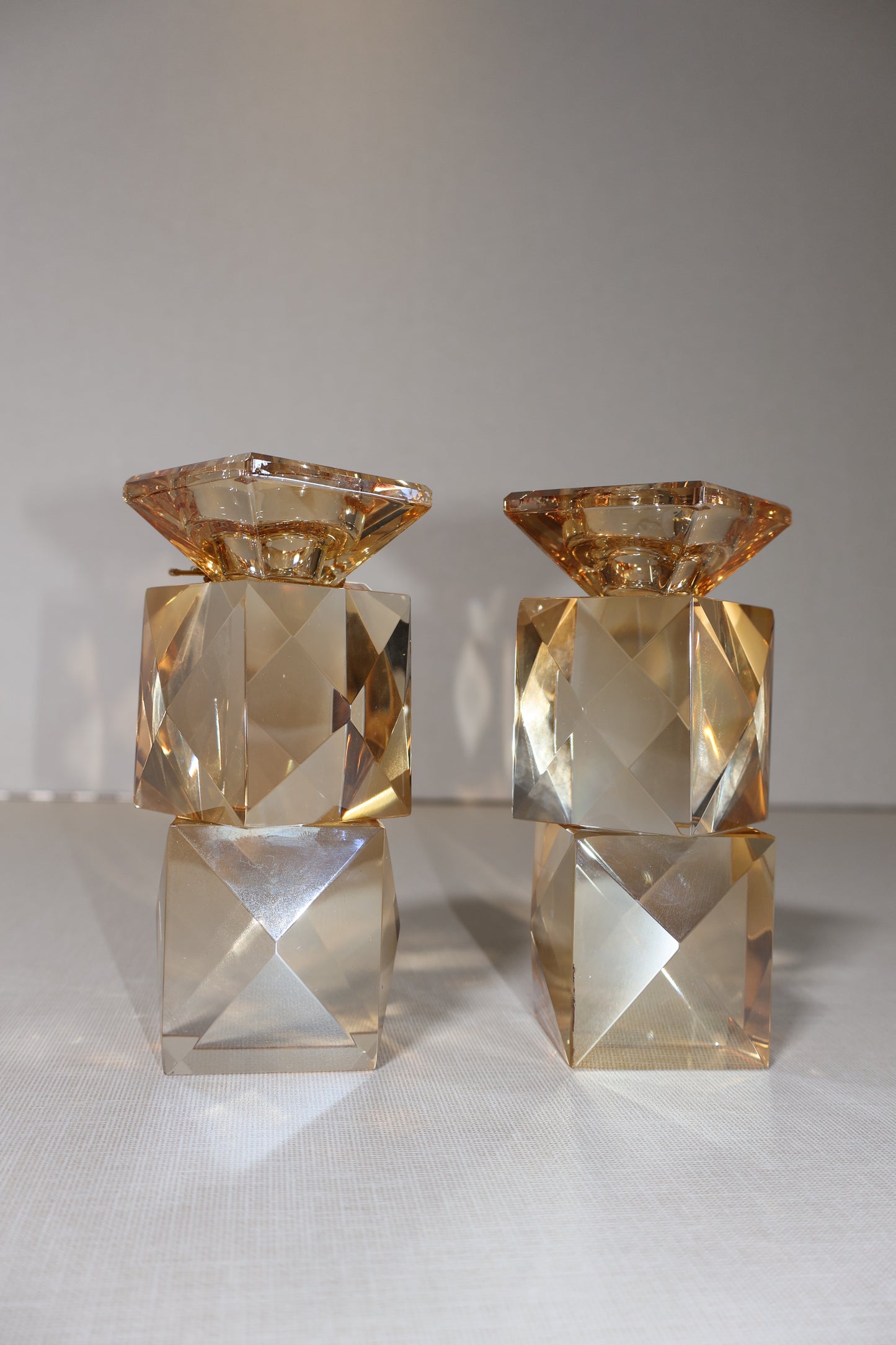 זוג פמוטי קריסטל יוקרתיים בעיצוב מרובע אסימטרי אלגנטי