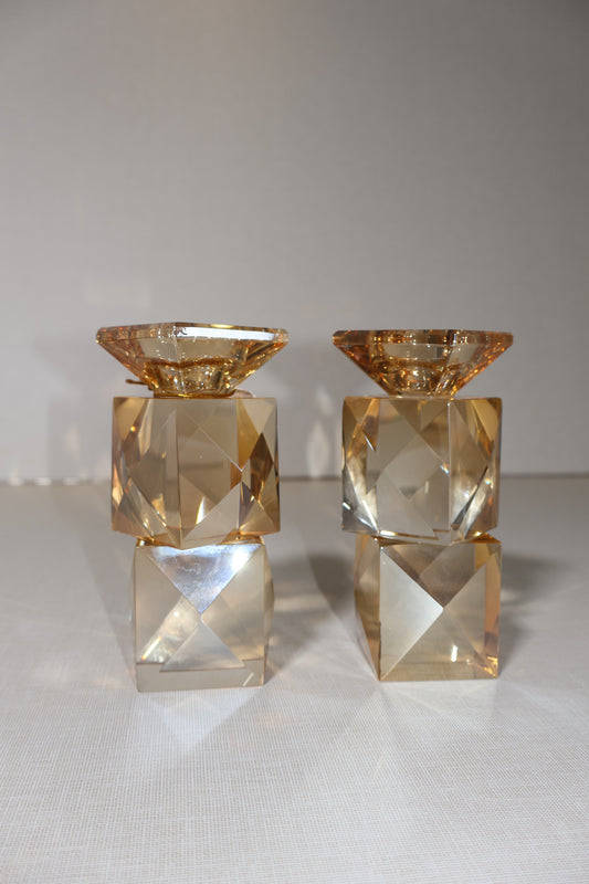 זוג פמוטי קריסטל יוקרתיים בעיצוב מרובע אסימטרי אלגנטי