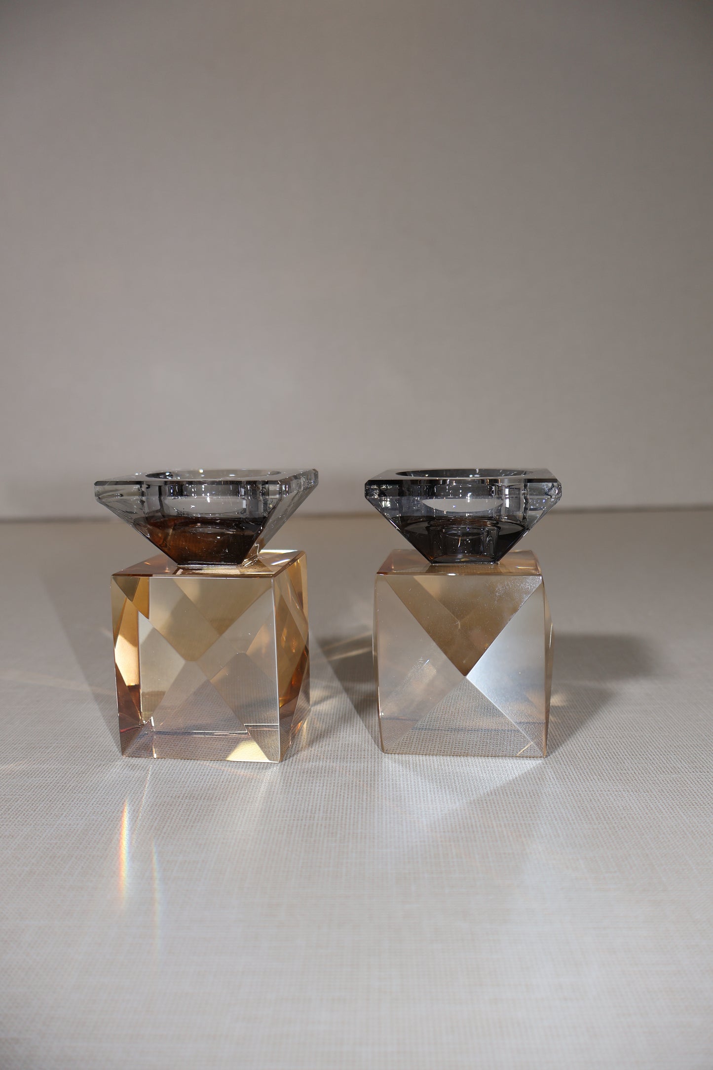 זוג פמוטי קריסטל קויות עם חלק עליון קריסטלי מושחר