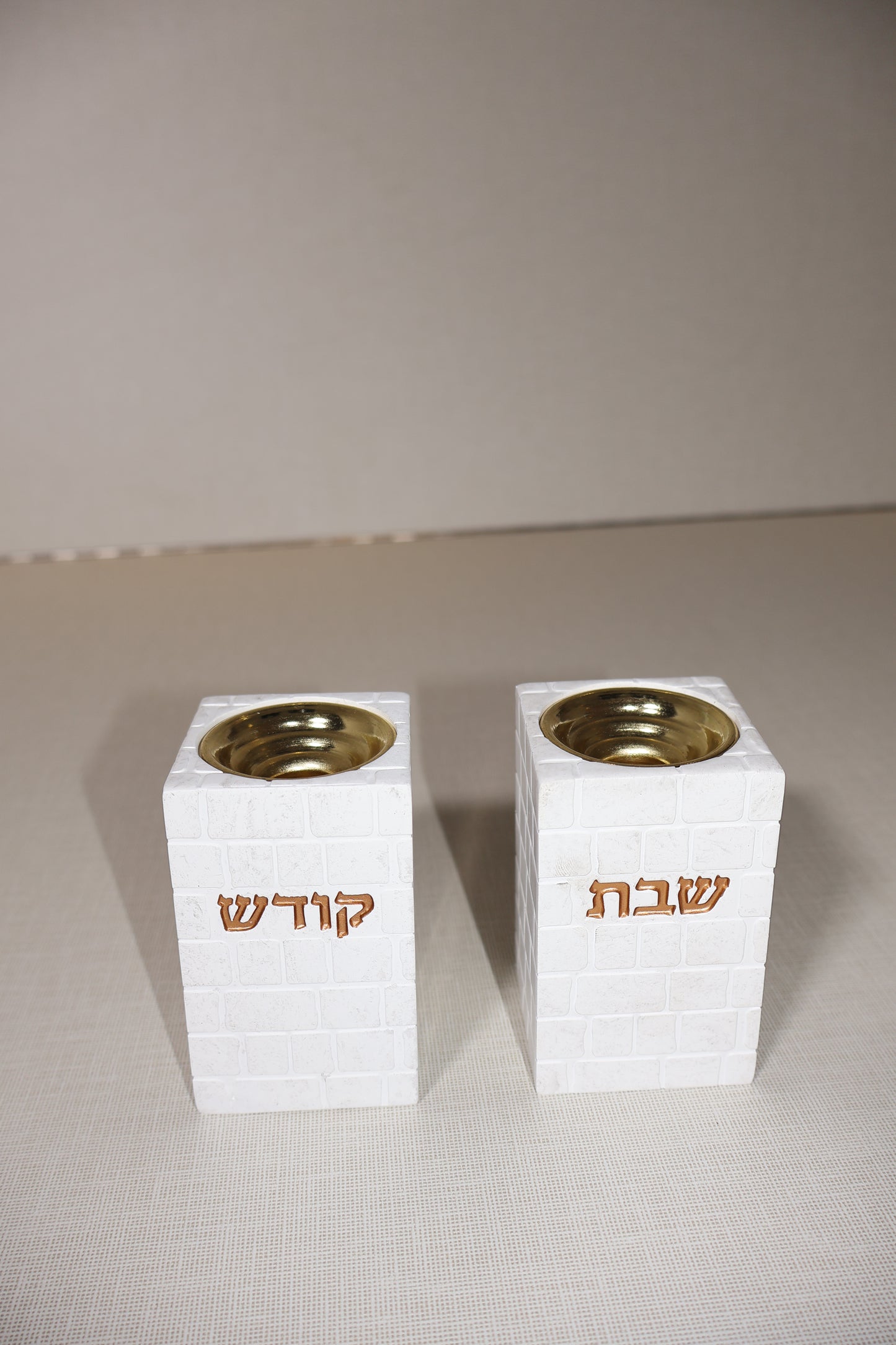 זוג פמוטי פלקטה "שבת קודש" בגוון ברונזה בעיצוב אבני הכותל
