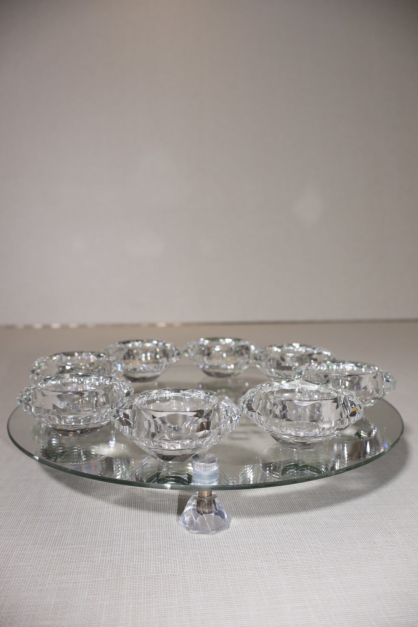 סט קריסטל עגול עם שמונה בתי נר – "שבת ויום טוב"