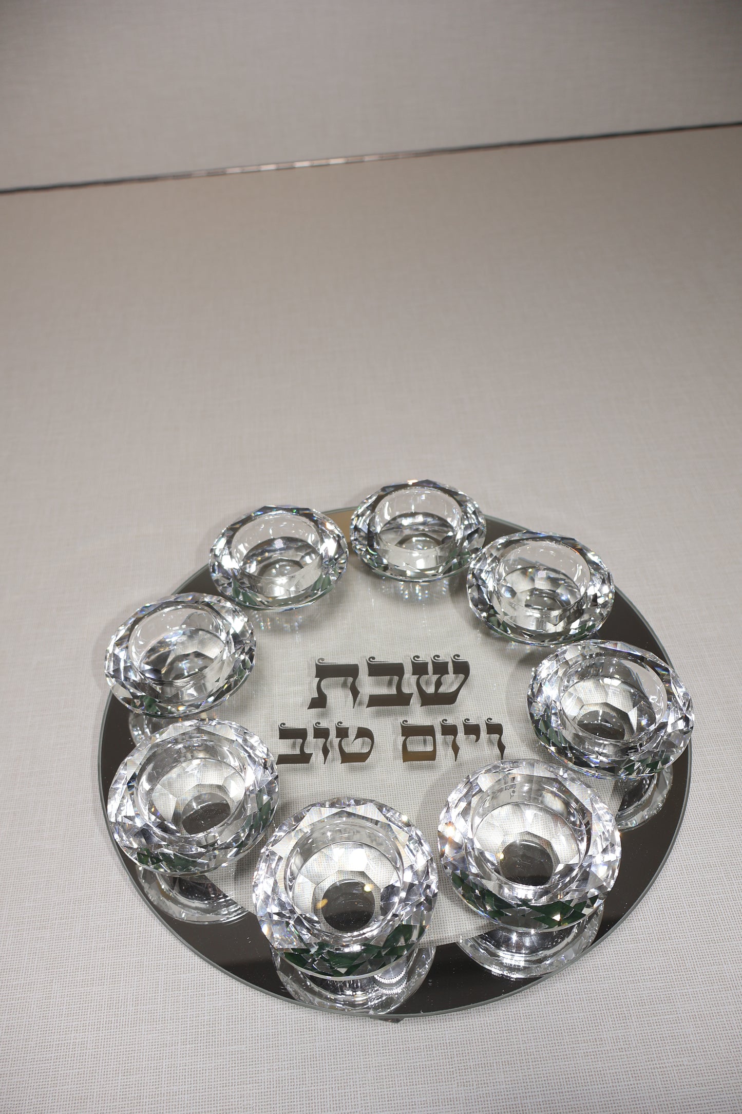סט קריסטל עגול עם שמונה בתי נר – "שבת ויום טוב"