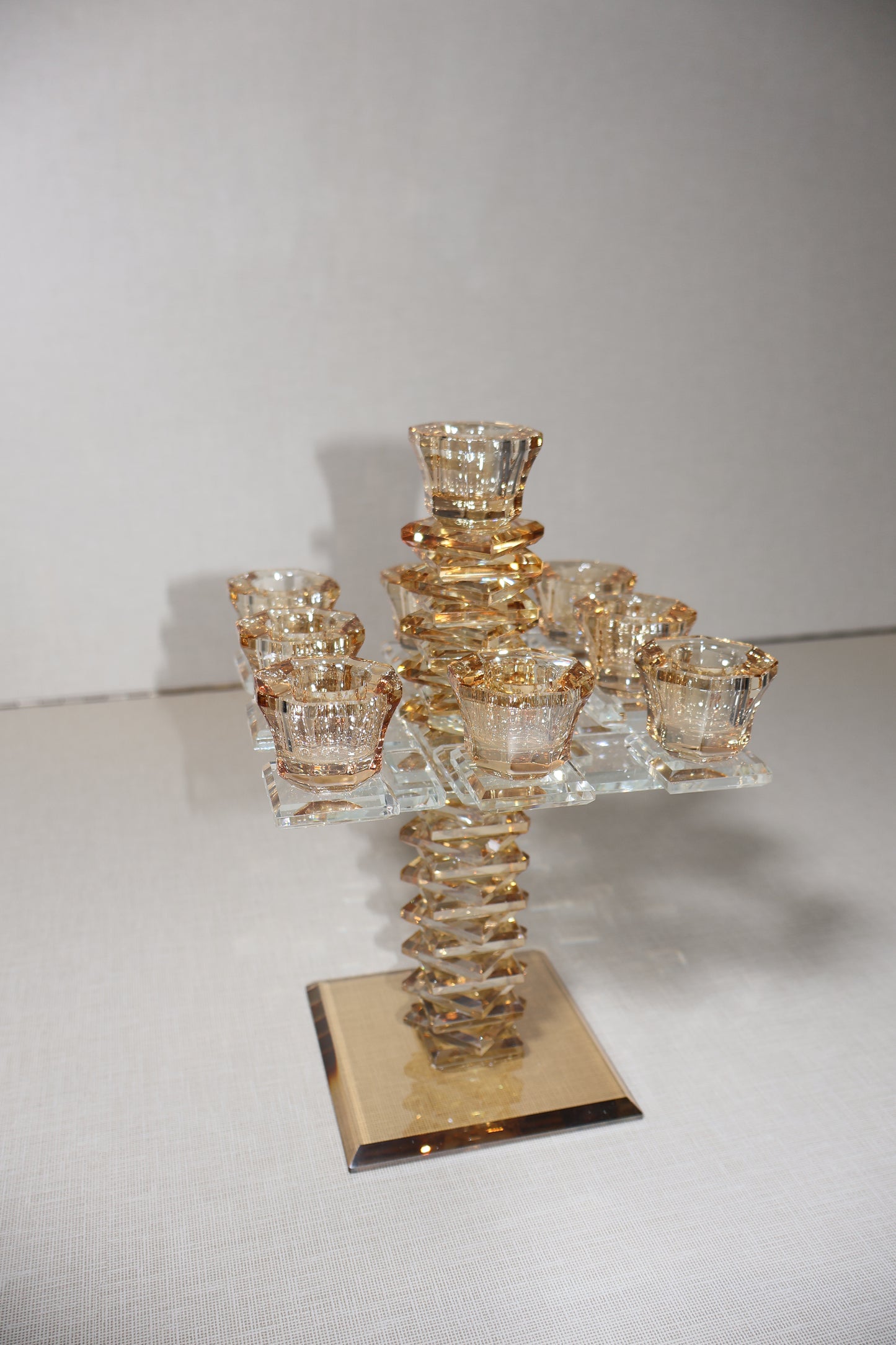 פמוט קריסטל מהודרת – 9 קנים בגוון שמפניה, גובה 24 ס"מ