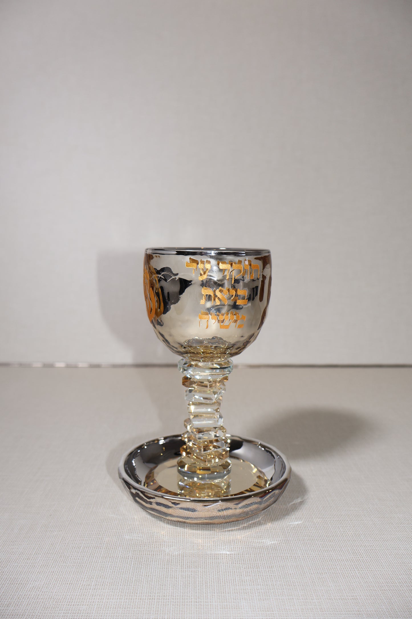 גביע קידוש קריסטל שמפנייה – דגם רגל קריסטל "תוקד עד ביאת המשיח"