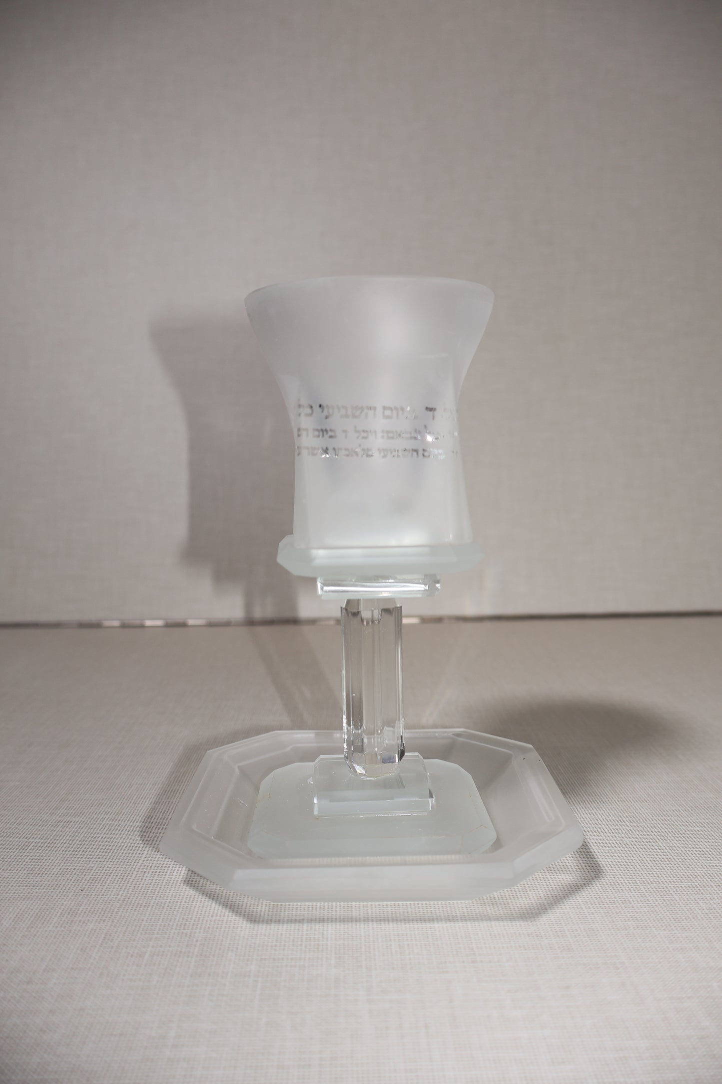 גביע קריסטל חלבי מהודר – דגם "יום השישי" 