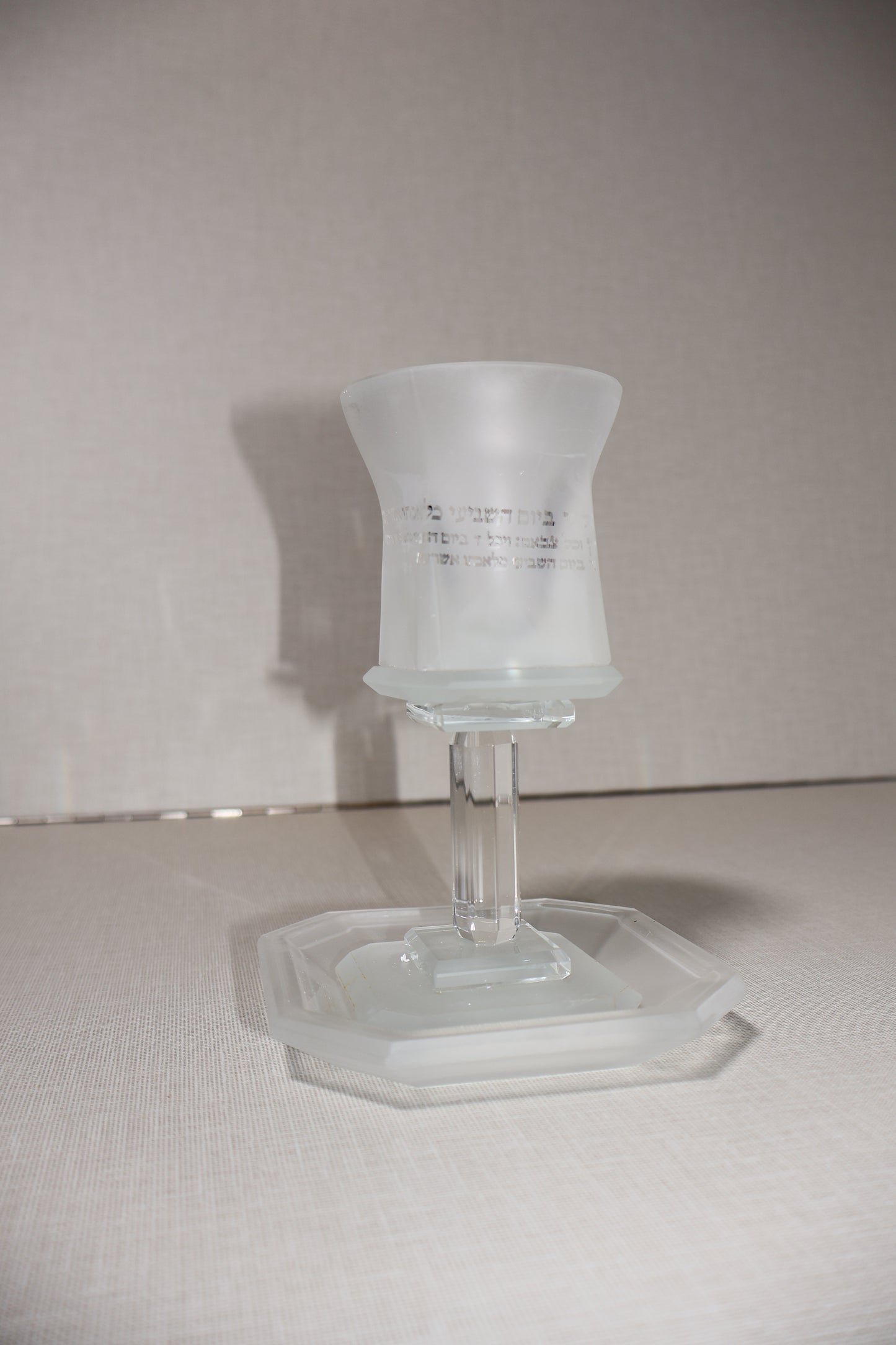 גביע קריסטל חלבי מהודר – דגם "יום השישי" 