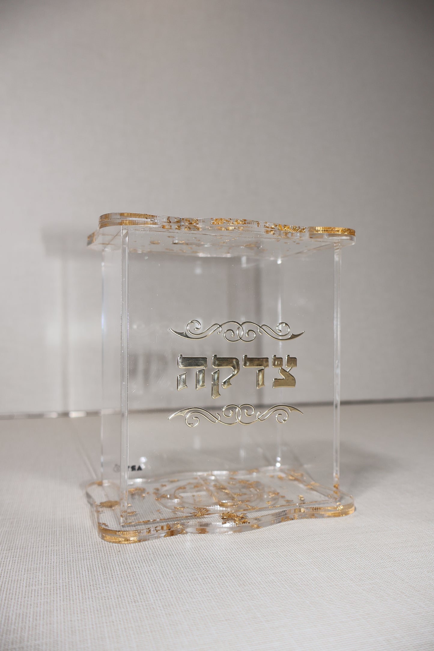 קופת צדקה אקריליק – בשילוב זהב נצנץ 