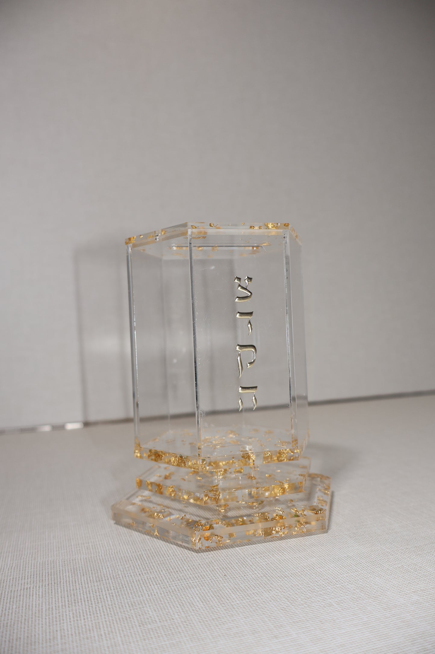 קופת צדקה אקריליק מהודרת – דגם משושה זהב