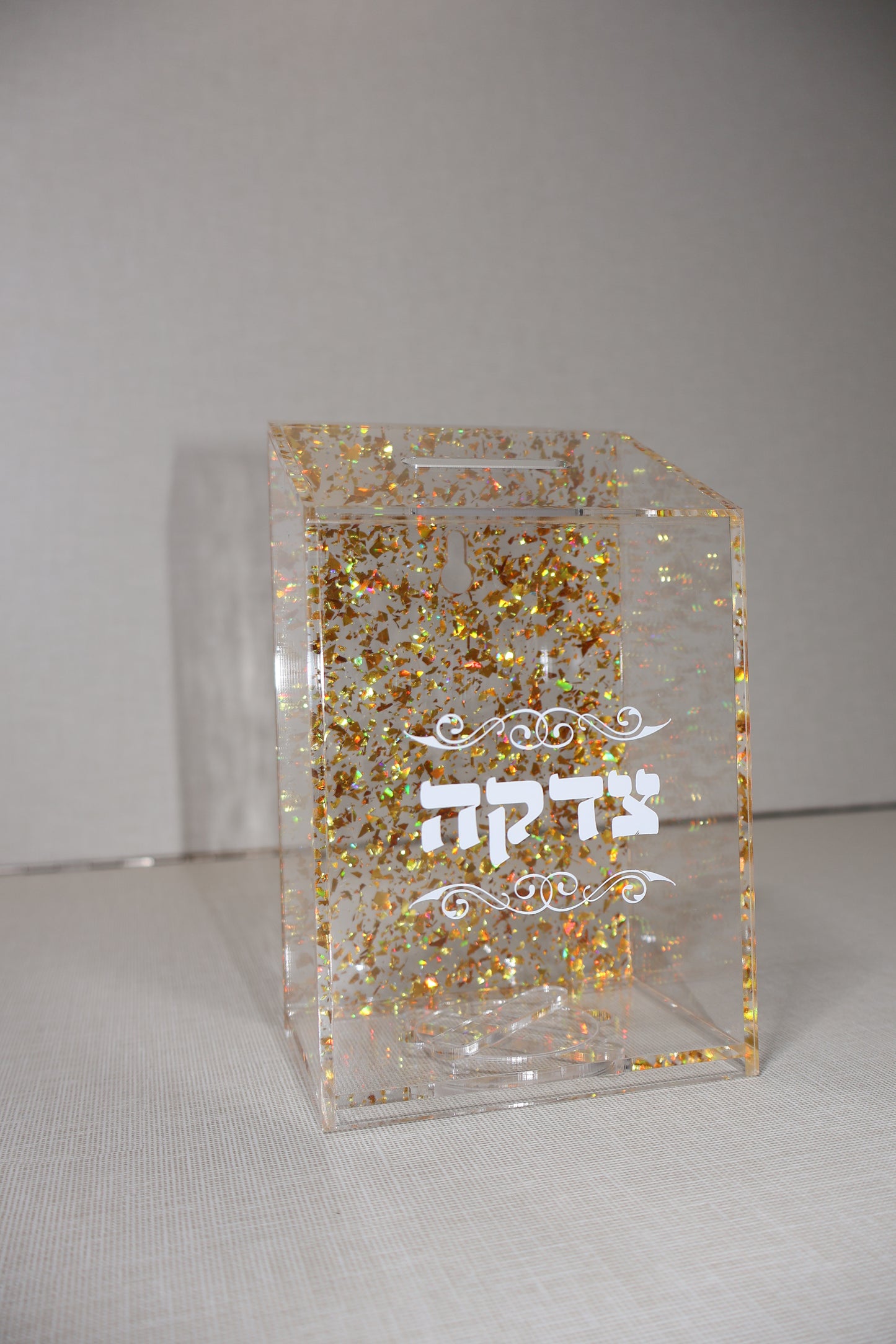קופת צדקה אקריליק – דגם גב נצנץ זהב 