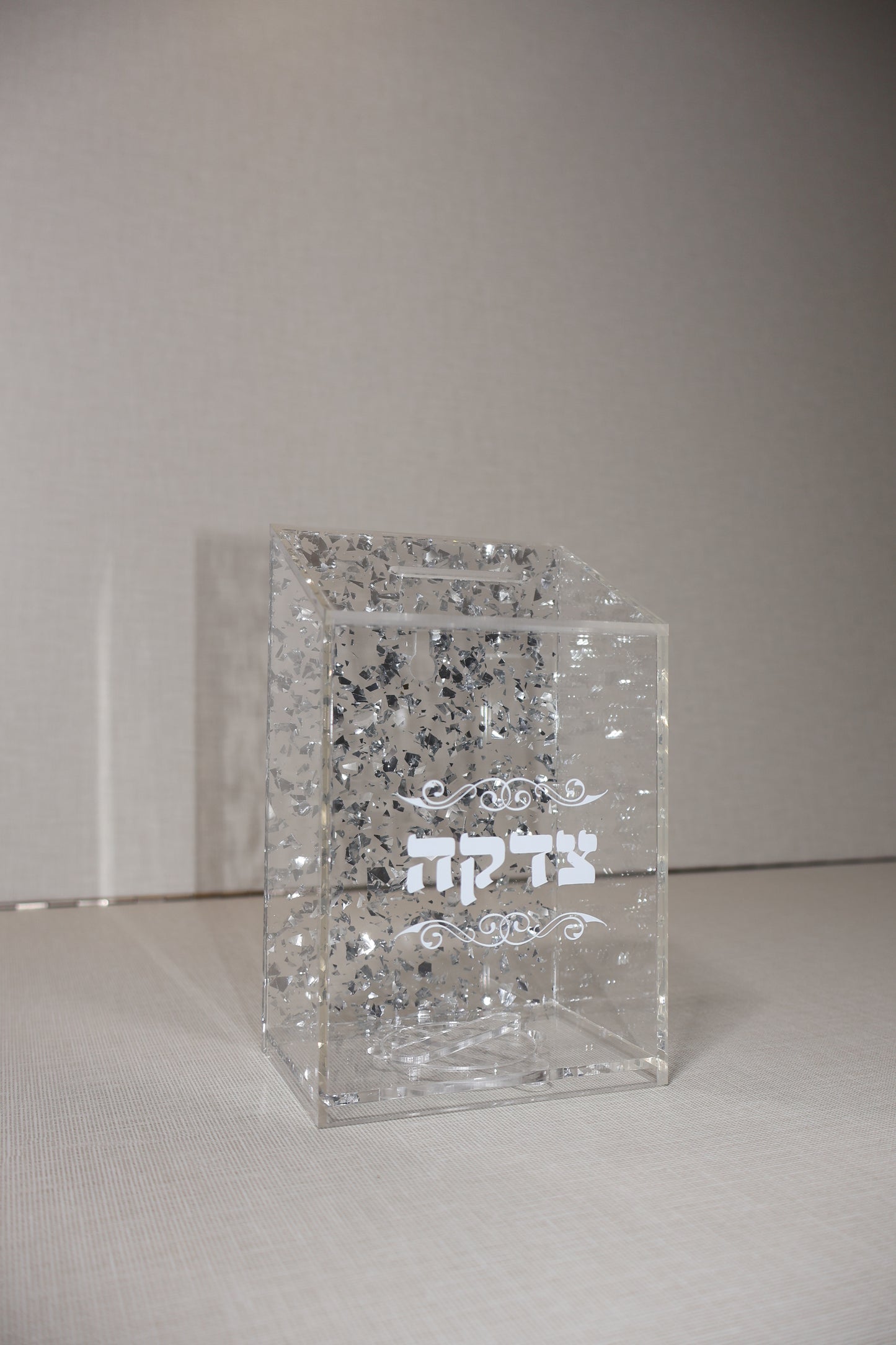 קופת צדקה אקריליק – דגם גב נצנץ כסף 